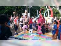 Ular Tangga Raksasa Meriahkan Car Free Day Alun-Alun Bojonegoro