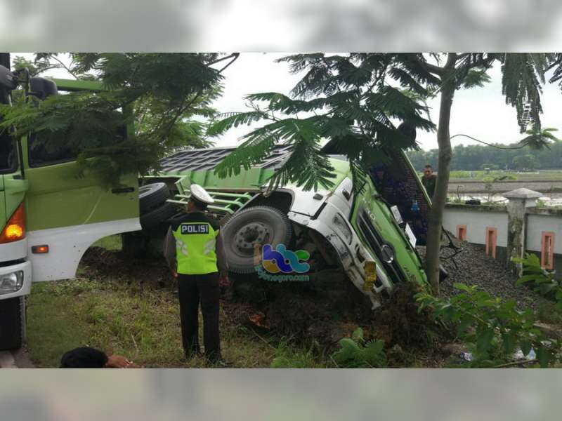 Hindari Tabrakan Dengan Bus, Dump Truk Tersungkur di Tepi Jalan