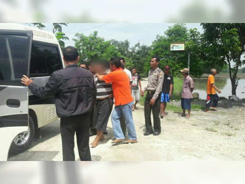 Polisi Bantu Evakuasi Warga Diduga Gangguan Jiwa