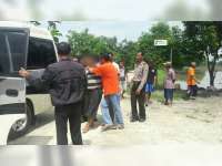 Polisi Bantu Evakuasi Warga Diduga Gangguan Jiwa