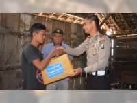 Bocah Yatim Piatu Sebatang Kara Ini Dapat Santunan dari Polres Bojonegoro