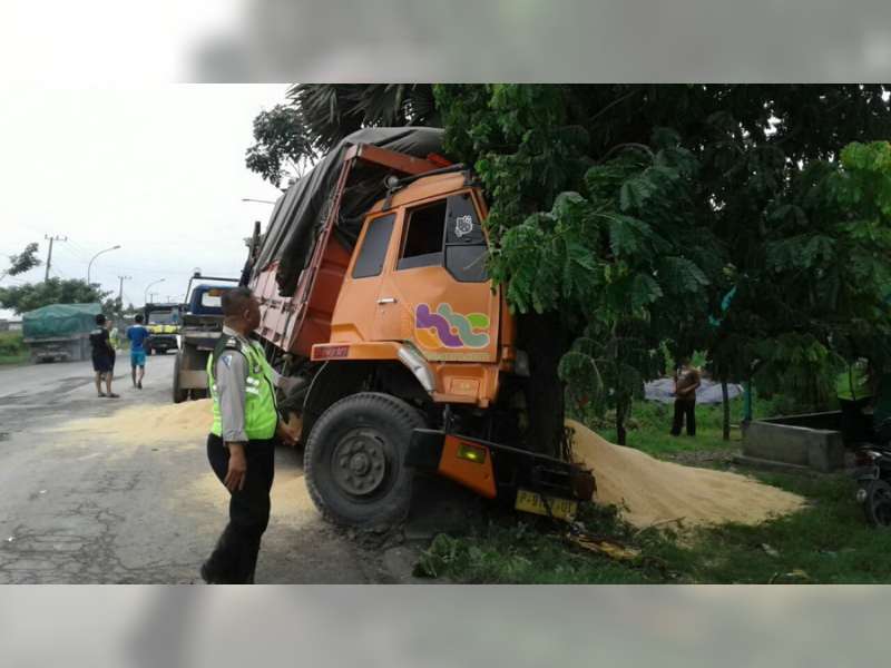 Diduga Pengemudi Mengantuk, Truk Tabrak Pohon Asam, Kenek Truk Meninggal Dunia