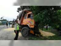 Diduga Pengemudi Mengantuk, Truk Tabrak Pohon Asam, Kenek Truk Meninggal Dunia