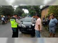 Hindari Pejalan Kaki Pemotor di Trucuk Tertabrak Mobil