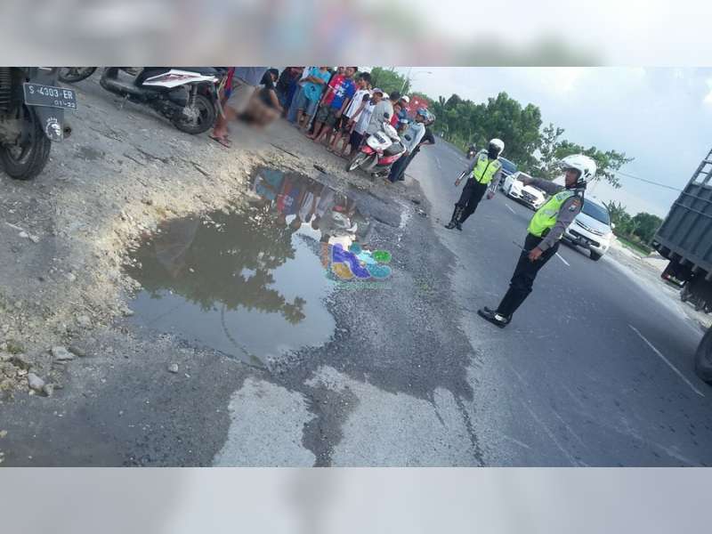 Terperosok Lubang Lalu Terjatuh, Pemotor di Tuban Tewas Terlindas Truk