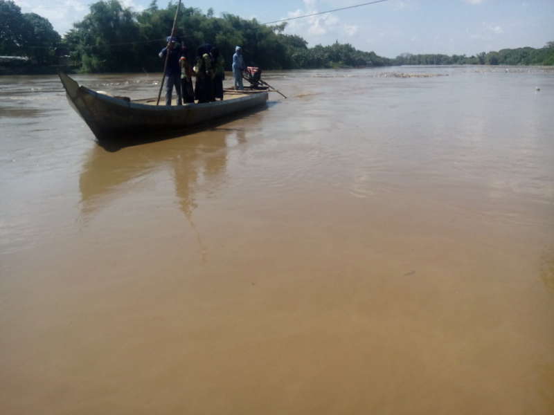 Dishub Bojonegoro Bagikan Pelampung pada Tukang Perahu Secara Gratis