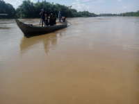 Dishub Bojonegoro Bagikan Pelampung pada Tukang Perahu Secara Gratis