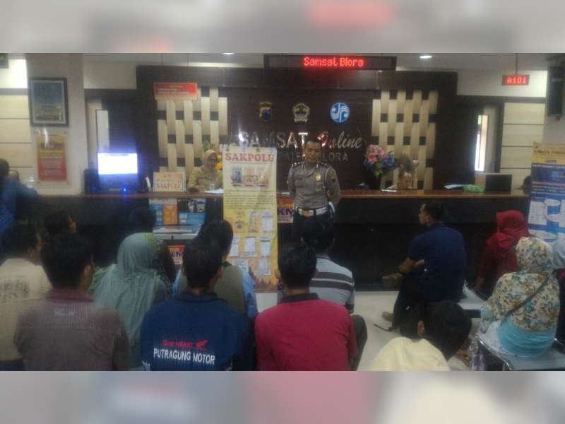Bayar Pajak Kendaraan, Sat Lantas Polres Blora Sosialisasikan Aplikasi Sakpole