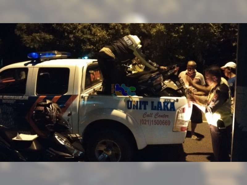 Hindari Lubang, Dua Motor Bertubrukan, Kedua Pengendara Luka-Luka