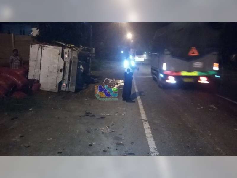 Diduga Pengemudi Mengantuk, Dua Truk Bertubrukan, Seorang Pengemudi Luka Berat