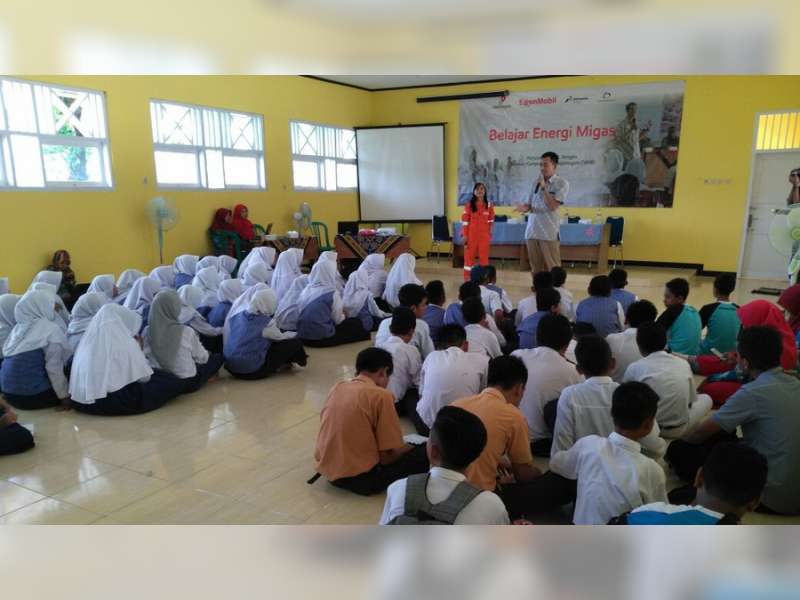 Serunya Belajar Energi Migas dan Menulis di SMPN 1 Gayam