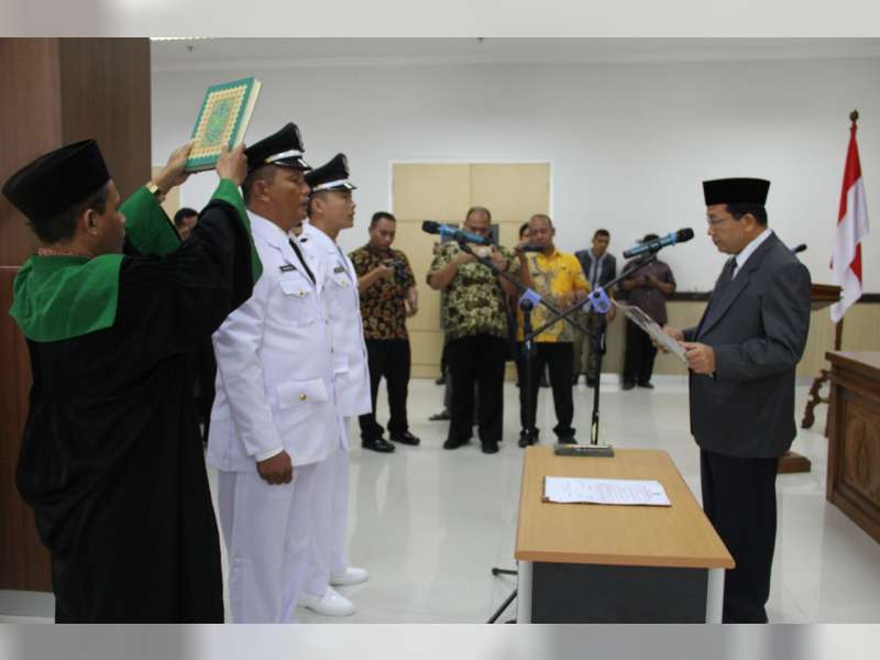 Bupati Suyoto Lantik 2 Kades Antar Waktu
