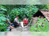 Kapolsek Sekar Sambangi Kakek 73 Tahun Yang Hidup Sebatangkara