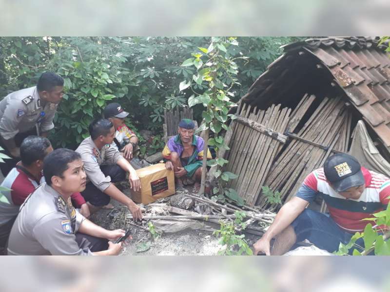 Kasat Lantas Salurkan Bantuan dari Kapolres Bojonegoro Untuk Mbah Panidin
