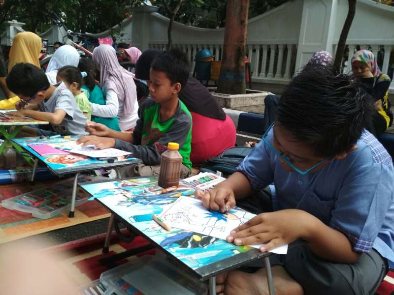 Anak-anak Asyik Mewarnai pada Car Free Day di Alun-Alun