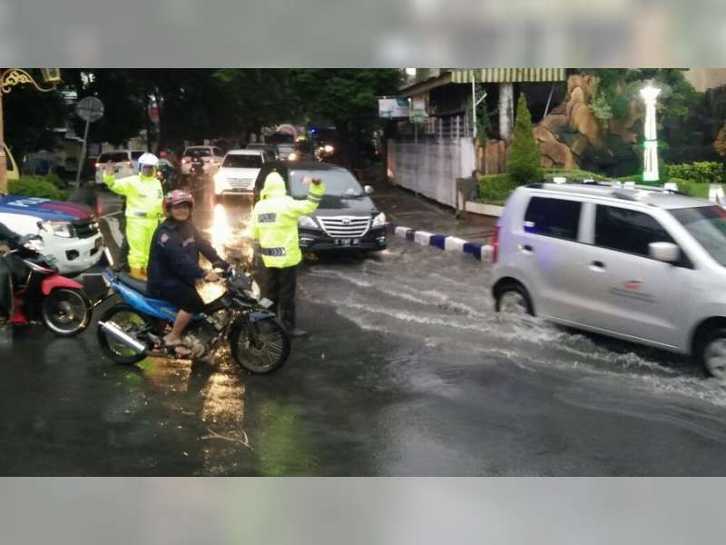 Sat Lantas Polres Bojonegoro Urai Kemacetan Akibat Genangan Air