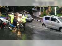 Sat Lantas Polres Bojonegoro Urai Kemacetan Akibat Genangan Air