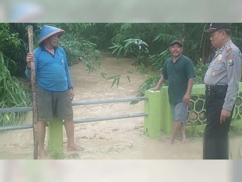 Jembatan Tersumbat Sampah, Aliran Sungai Meluber ke Jalan