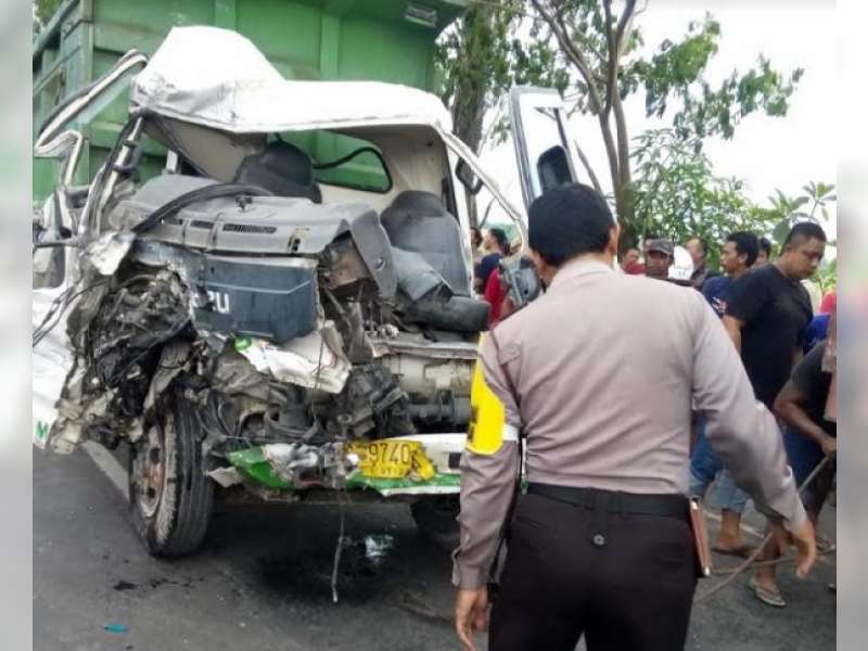 Tabrak Fuso, Sopir Dump Truk Tewas di Balen