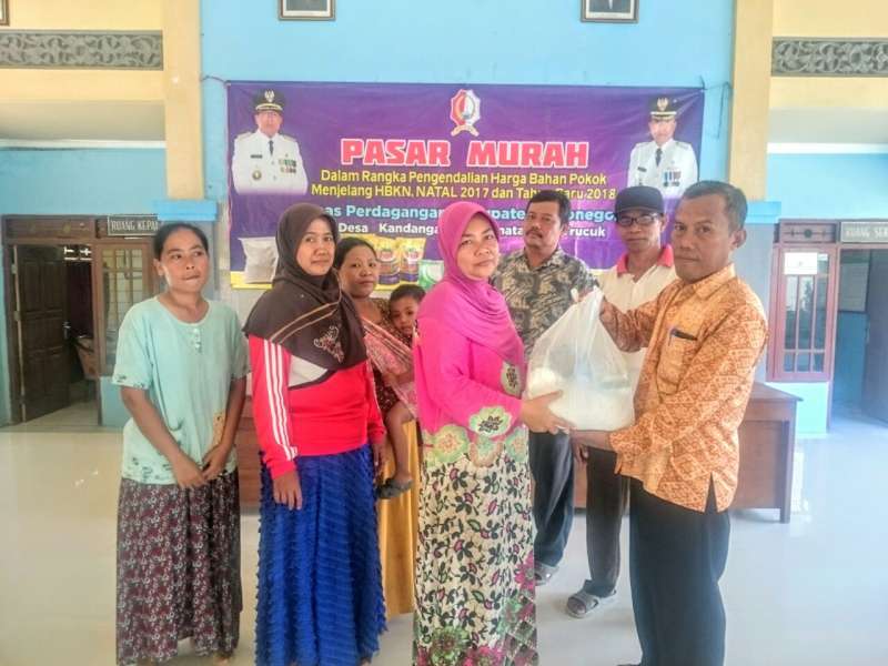 Disdag Bojonegoro Bagikan 300 Paket Sembako Murah di Kandangan Trucuk