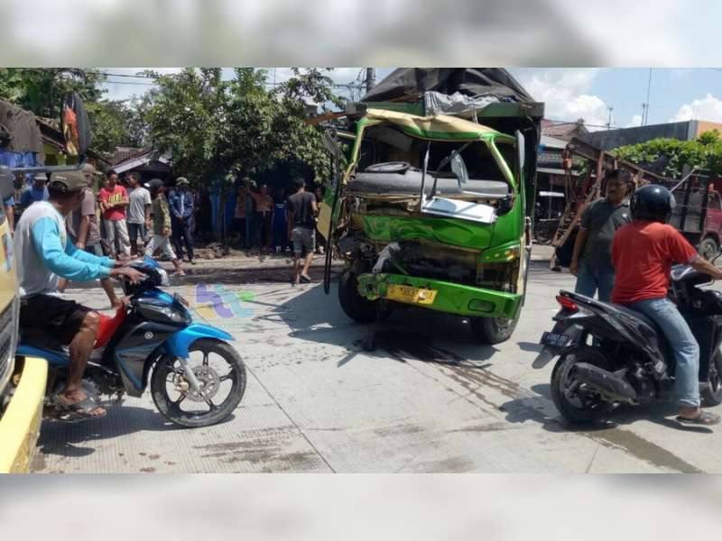 Dua Truk Tabrakan di Kalitidu, 5 Orang Luka-Luka