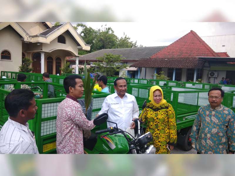 Satya Wira Yudha Bagikan Kendaraan Angkut Sampah untuk Warga Bojonegoro