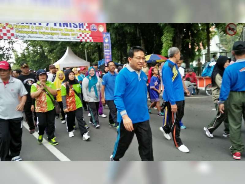 Bupati Bojonegoro Berangkatkan Jalan Sehat HUT Korpri dan HUT Dharma  Wanita