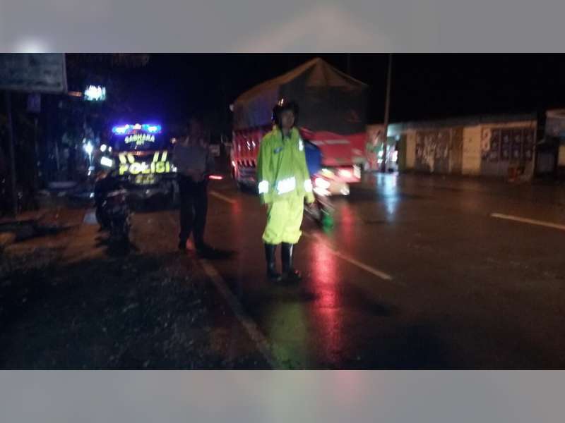 Hendak Menyeberang Sepeda Pancal Ditubruk Motor di Kalitidu, 2 Orang Luka-Luka