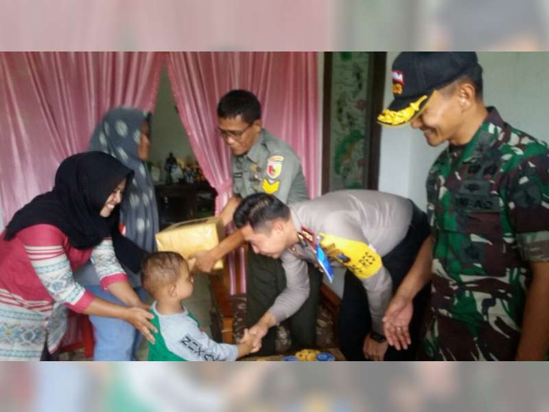 Dandim Bersama Kapolres Bojonegoro, Sambangi Bocah Penderita Kelainan Jantung