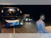 Ambil Haluan Terlalu ke Kanan, Honda Mobilio Beradu Muka Dengan Bus