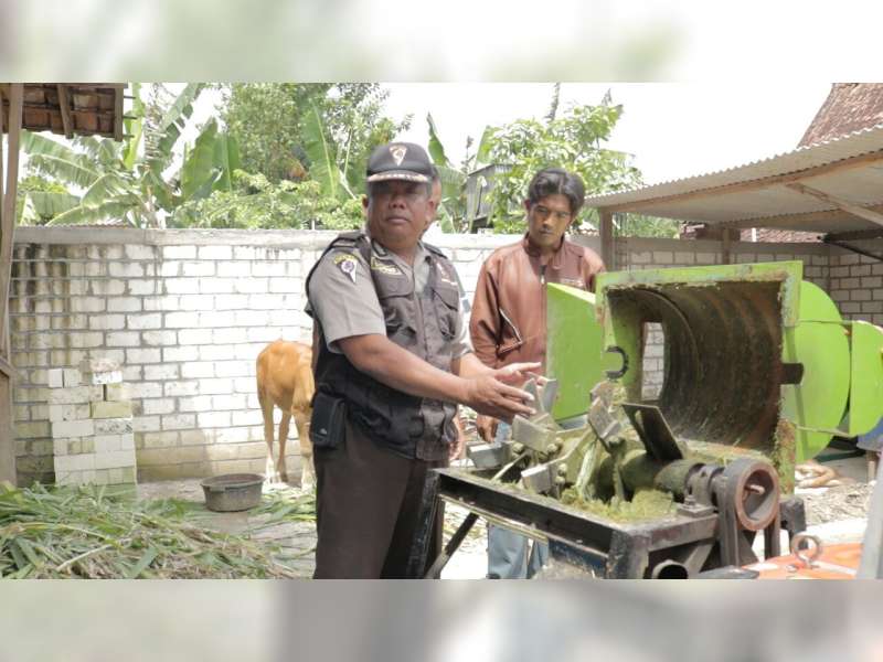 Dengan Biaya Pribadi, Aipda Suyono Buat Mesin Pencacah Rumput