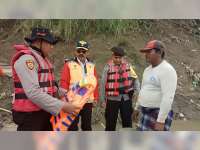 Dishub dan Polres Bojonegoro Bagikan Pelampung pada Pengemudi Perahu Penyeberangan