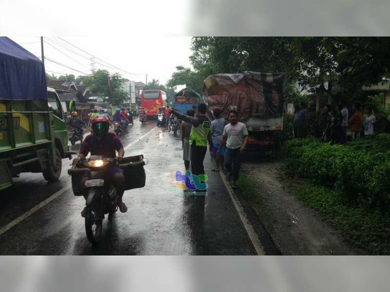 Ambil Haluan Terlalu ke Kiri Hingga Terperosok Kastin, Truk Terguling di Baureno