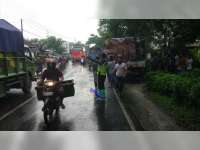 Ambil Haluan Terlalu ke Kiri Hingga Terperosok Kastin, Truk Terguling di Baureno