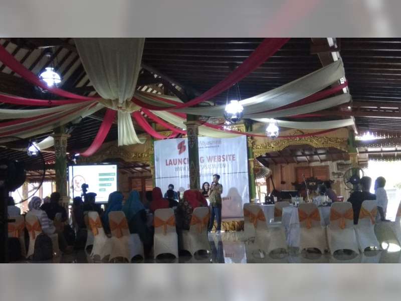 Bangun Komunikasi Masyarakat, Sally Bikin Website Khusus