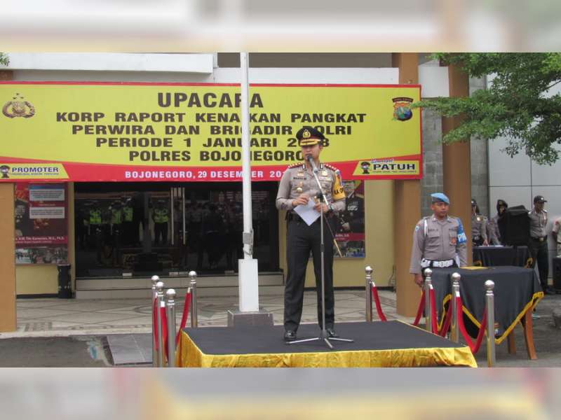 17 Personel Polres Bojonegoro Terima Kenaikan Pangkat