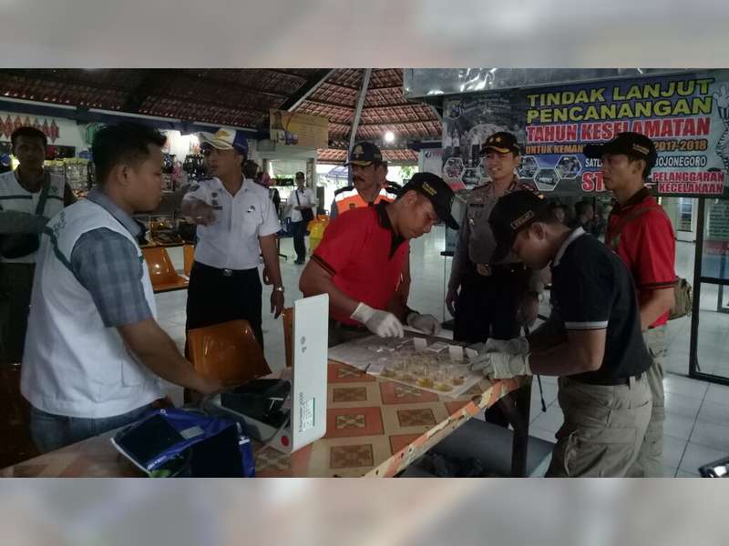 Kapolres Pimpin Pelaksanaan Tes Urine Bagi Awak Bus di Terminal Rajekwesi Bojonegoro