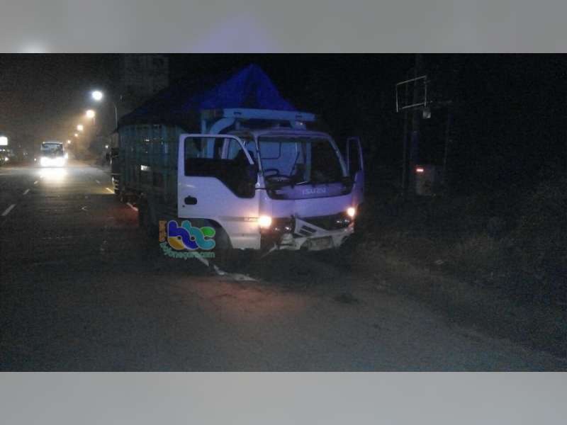 Diduga Pengemudi Mengantuk, di Kalitidu Truk Tabrak Tiang Lampu PJU