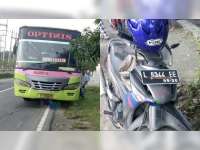 Seruduk Bus Dari Belakang, Pemotor di Baureno Alami Patah Kaki