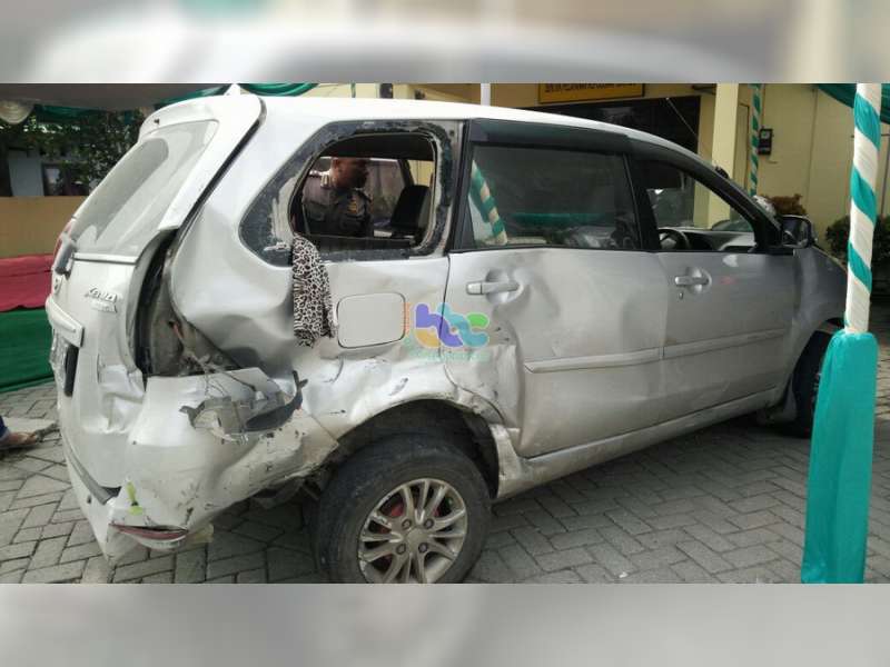 Mendadak Putar Balik, Xenia Ditabrak Truk Boks Dari Belakang