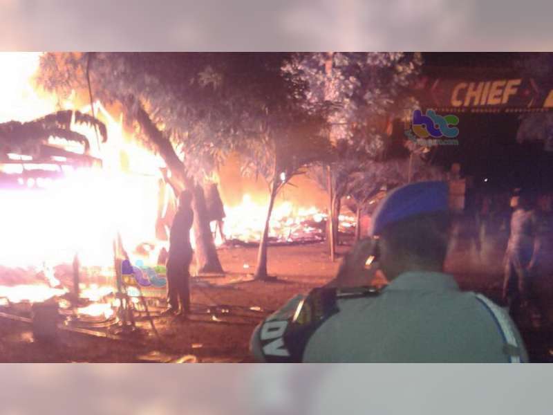 8 Unit Kios Pasar Pahing Desa Balongrejo Sugihwaras Terbakar, Kerugian Capai Ratusan Juta