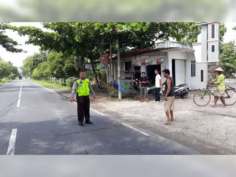 Selip dan Terjatuh Lalu Ditabrak Truk, Pemotor di Gayam Luka-Luka