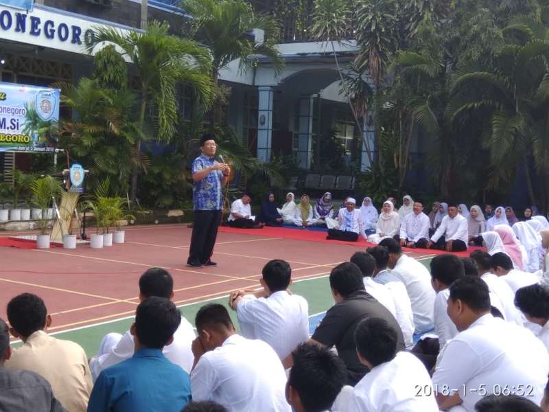 Kang Yoto Memberi Motivasi Pelajar SMA Negeri 1 Bojonegoro