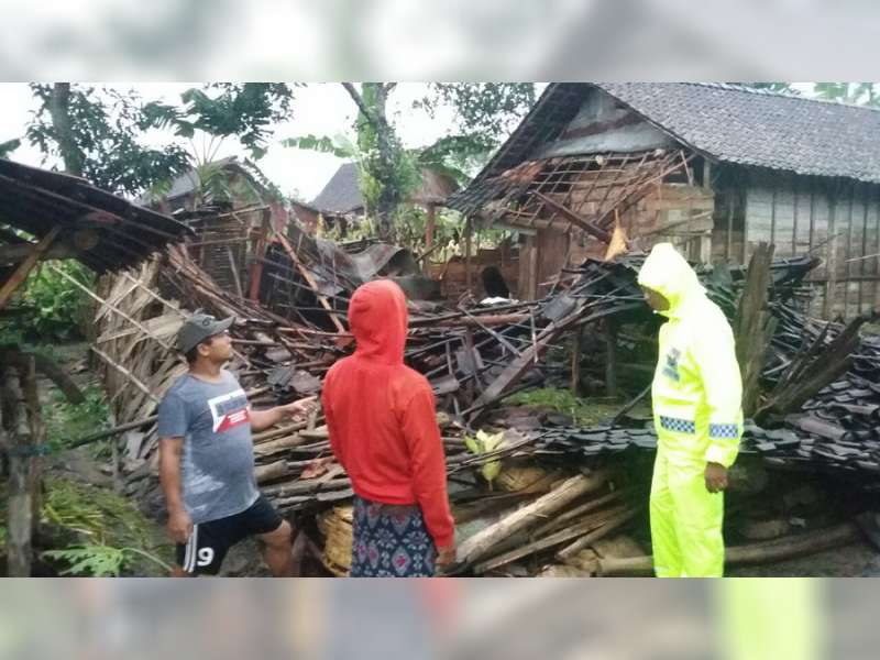 Satu Rumah Warga Tambakrejo Roboh Diterjang Angin, Puluhan Lainnya Rusak Ringan