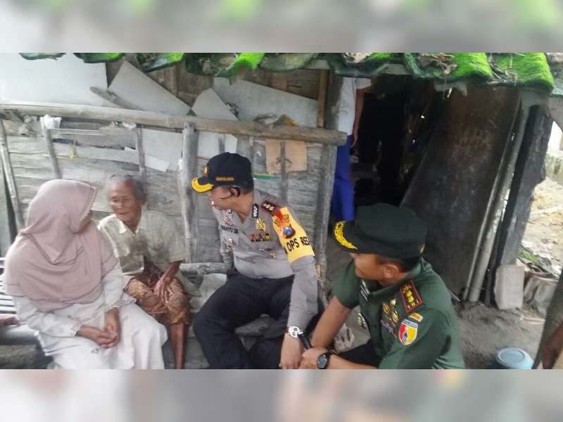 Dandim Bersama Kapolres Bojonegoro Sambangi Mbah Taminah Yang Hidup Sebatangkara