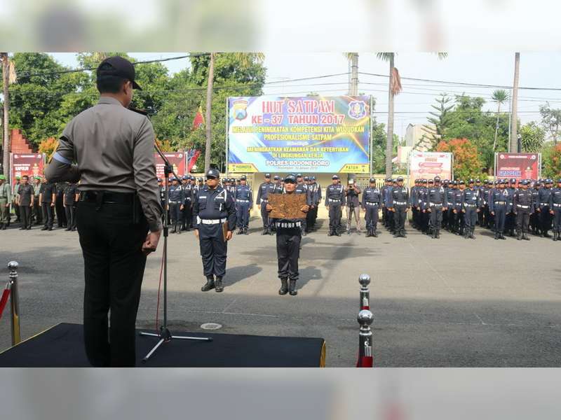 Kapolres Pimpin Upacara HUT Satpam ke 37