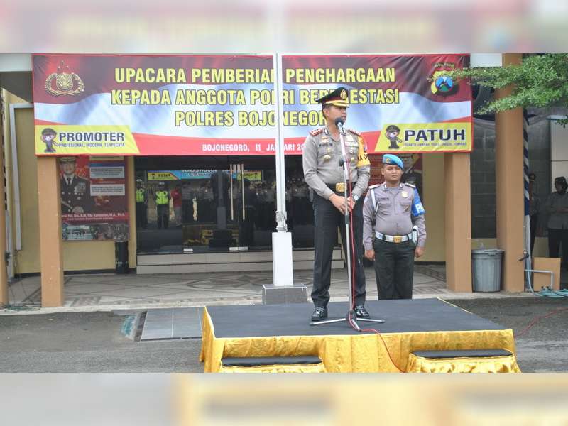 Kapolres Bojonegoro Berikan Reward Kepada Anggota Yang Berprestasi