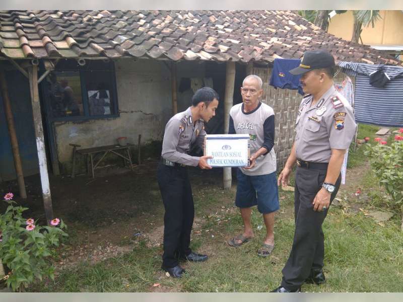 Program Si Barkah Polsek Kunduran Polres Blora Salurkan Sembako Untuk Warga Miskin