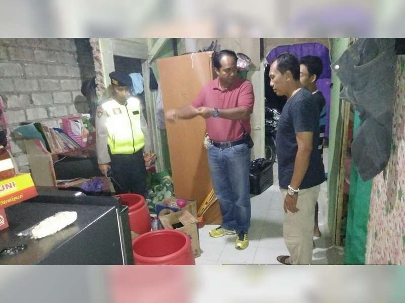 Wakapolres Bojonegoro Pimpin Razia Miras, Puluhan Botol Miras Diamankan