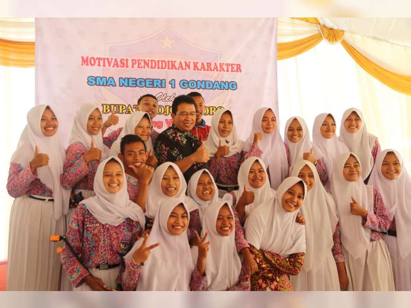 Bupati Suyoto Bakar Semangat Belajar Anak-Anak SMAN 1 Gondang
